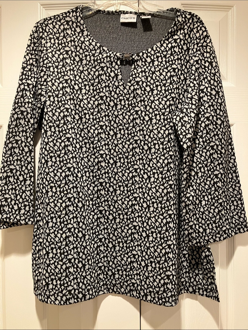 Chico's Black and White Printed Keyhole Scoop-Neck Tunic